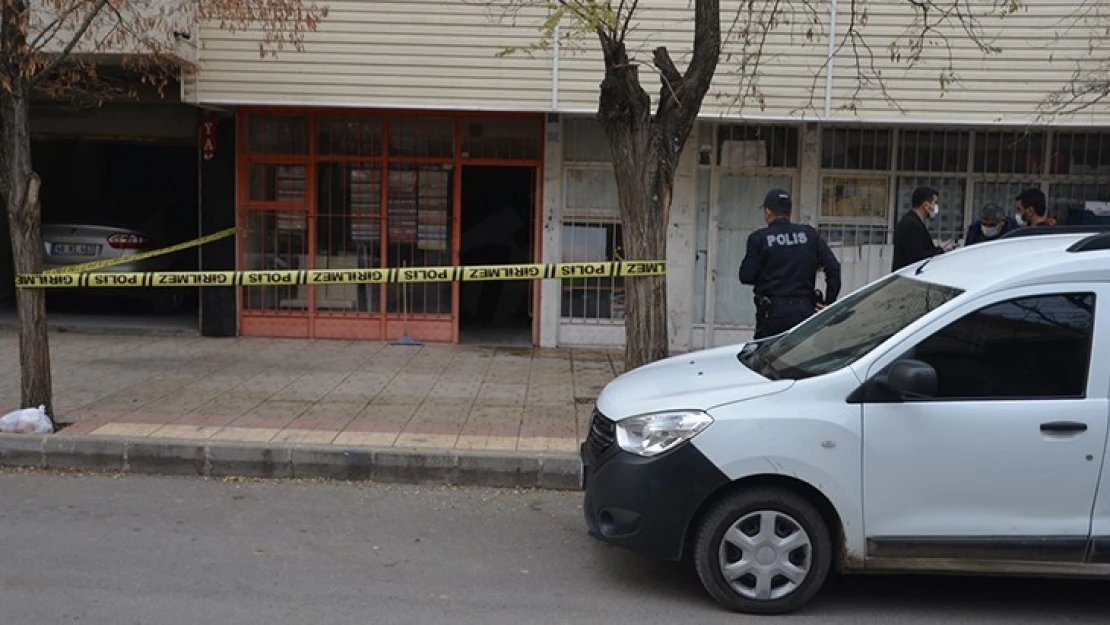 Mermiyi matkapla delmek isteyen döşemeci ve çırağı yaralandı