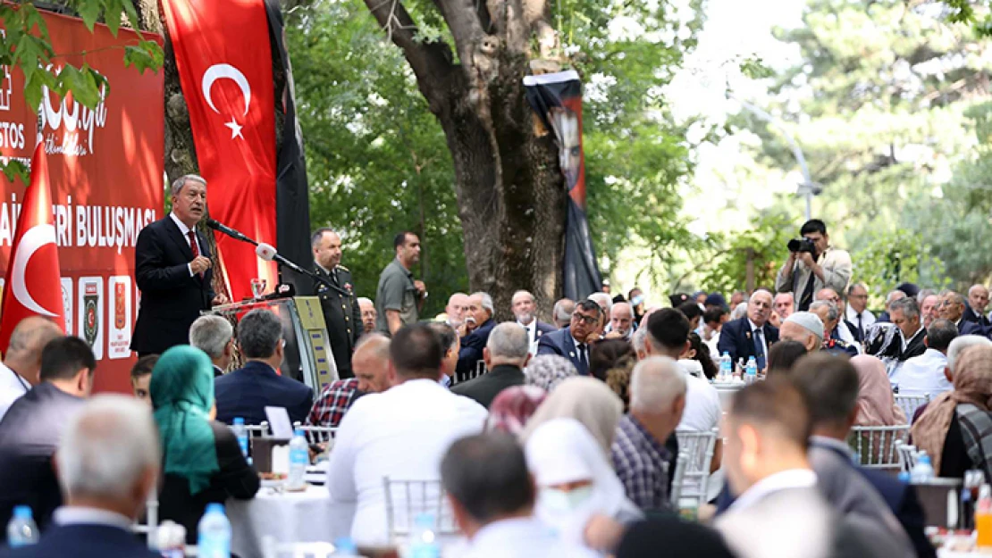 Millî Savunma Bakanı Akar, şehit aileleri ve gazilerle bir araya geldi