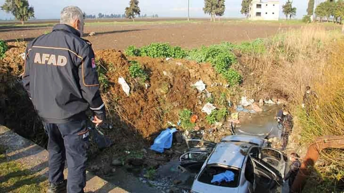 Minibüsle çarpışan otomobil dereye devrildi: 3 ölü, 2 yaralı