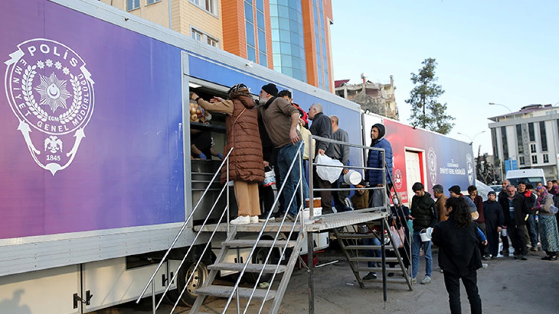 Mobil mutfak tırında kazanlar depremzedeler için kaynıyor