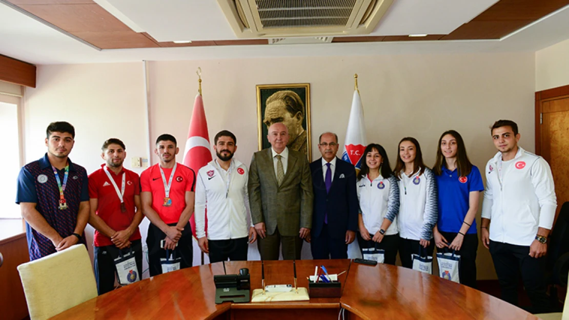 Ödüllü sporculardan Rektör Yasım'a ziyaret