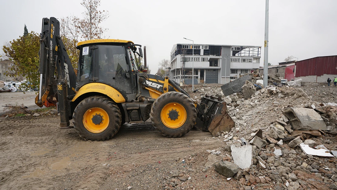 Odun Ambarları ve Küçük Sanayi Sitesi'nde hafriyat temizliği