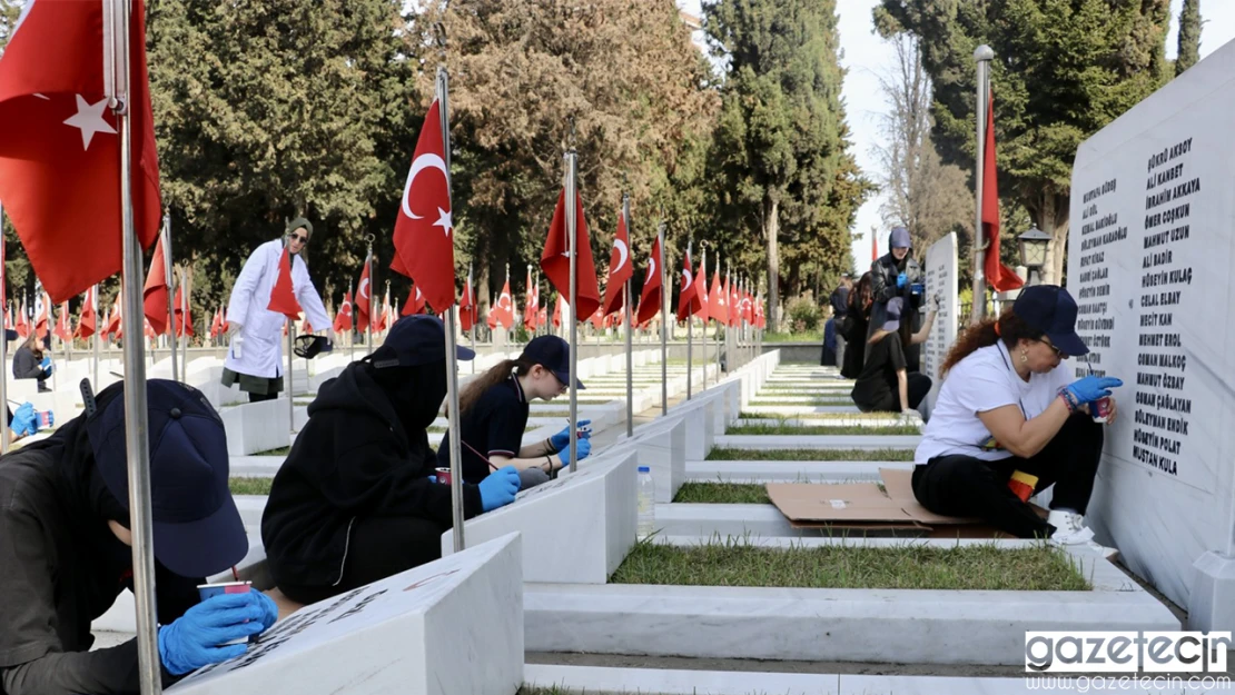 Öğrenciler önce dua etti sonra mezar taşlarındaki yazıları yeniledi