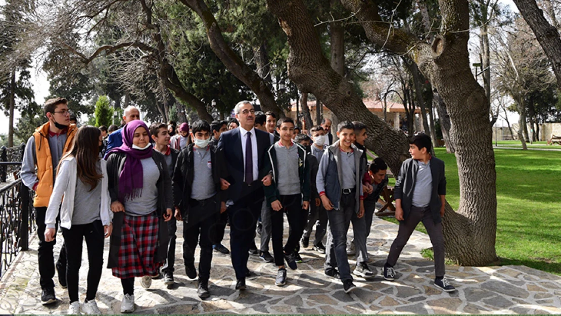 Öğrenciler, Tarihi Maraş Kalesi'nde Başkan Güngör'le buluştu