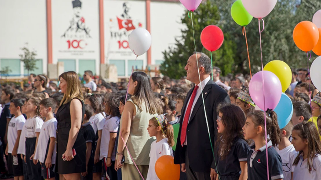 Öğrenciler, yeni öğretim yılına Cumhuriyetin 100. yılı coşkusuyla 'merhaba' dedi