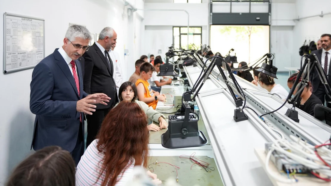 Öğrencilere meslek becerilerini geliştirecek zanaat atölyeleri açıldı