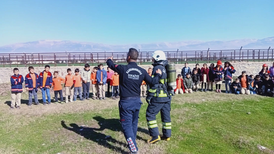 Okullarda yangına müdahale eğitimleri sürüyor