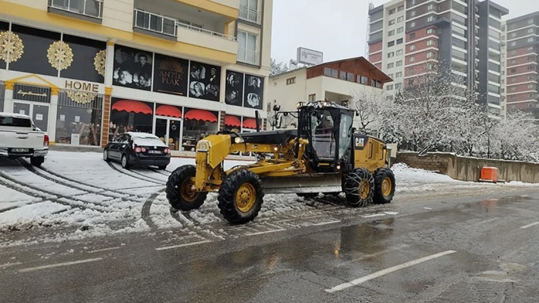 Onikişubat Belediyesi ekiplerinin kar mesaisi