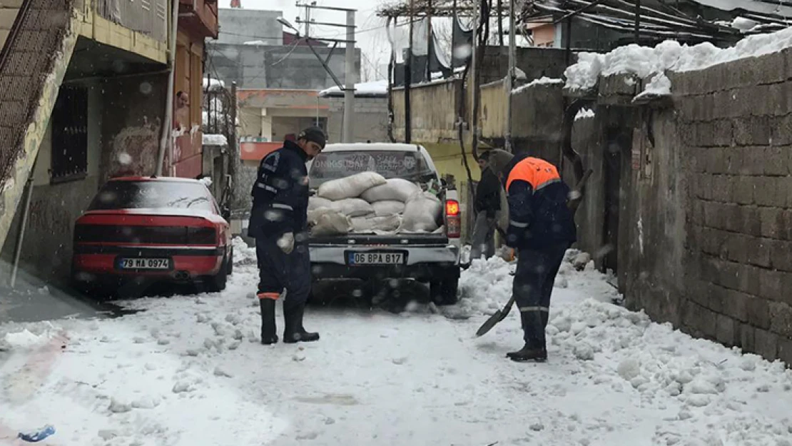 Onikişubat'ta her noktada kar temizleme çalışmaları sürüyor