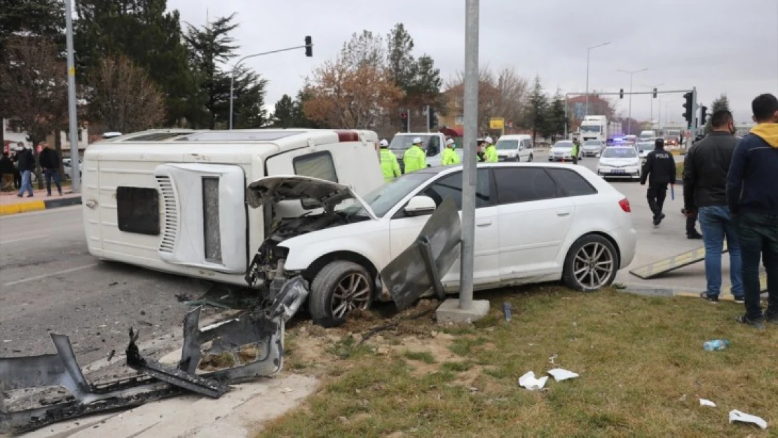 Otomobil ile minibüs çarpıştı: 6 yaralı