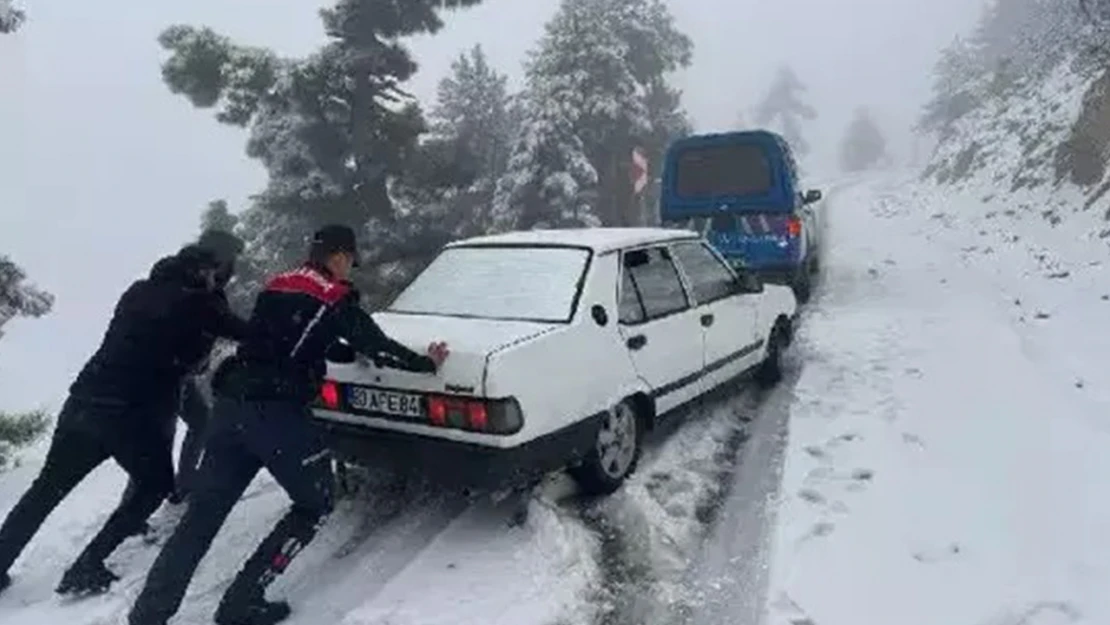 Otomobilde mahsur kalan 3 öğretmen kurtarıldı