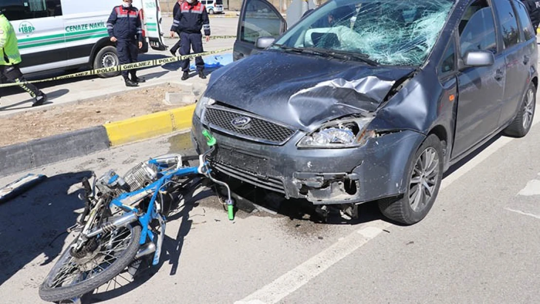 Otomobille motosiklet çarpıştı: 2 ölü