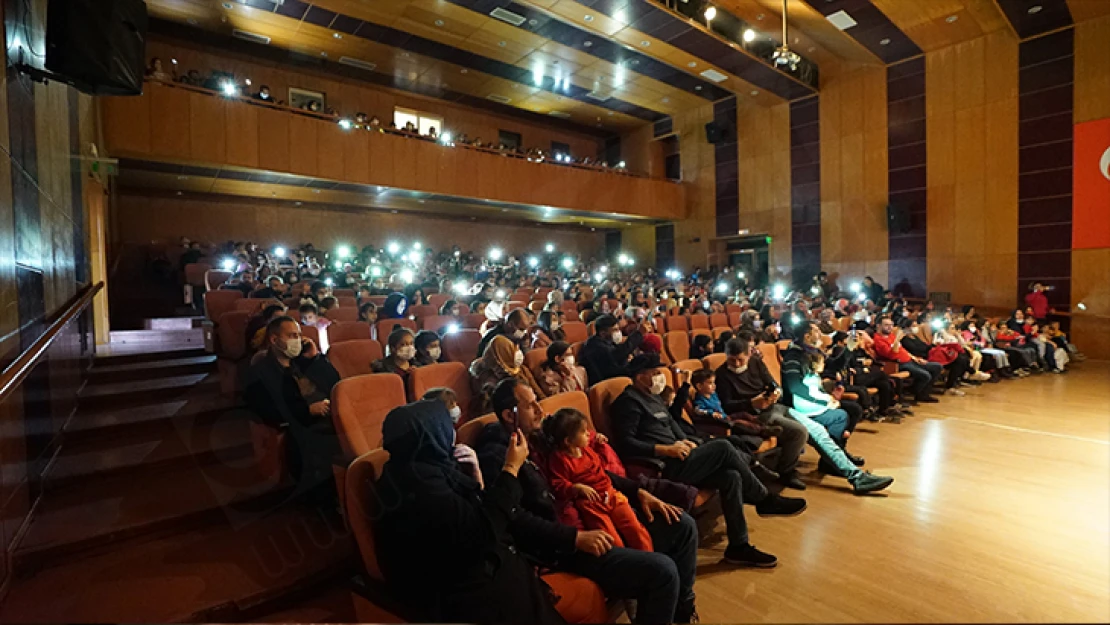 Oyuncaklar Diyarı tiyatro gösterisine yoğun ilgi