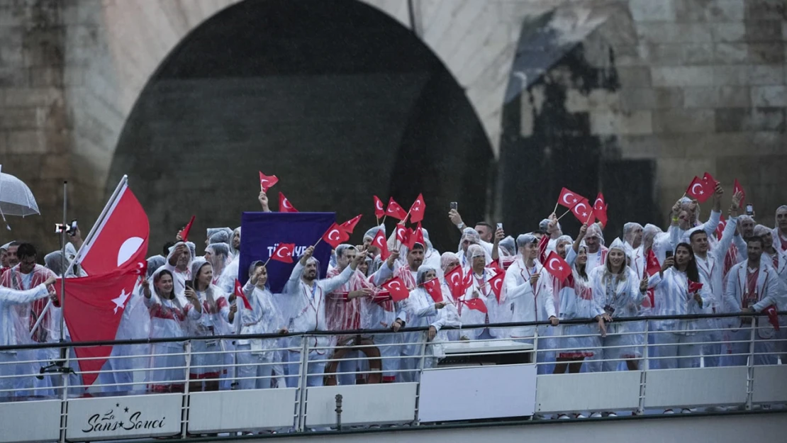 Paris 2024 Olimpiyat Oyunları'nın açılış töreninde Türk sporcular gövde gösterisi yaptı