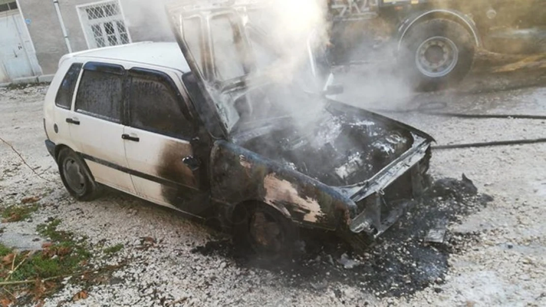 Park halindeki otomobilde çıkan yangın söndürüldü