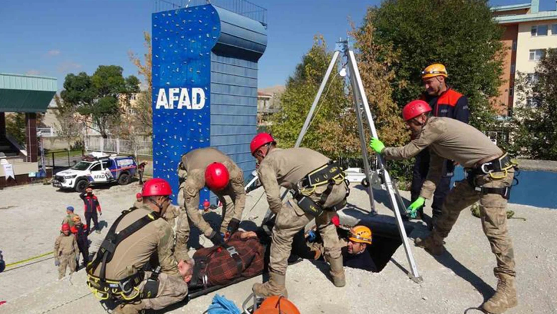 PÖH ve Jandarmadan nefes kesen deprem tatbikatı