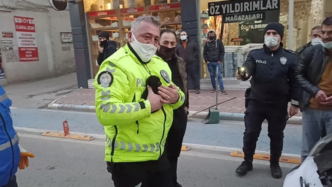 Polis aracının motoruna giren kedi yavrusunu kurtarıldı