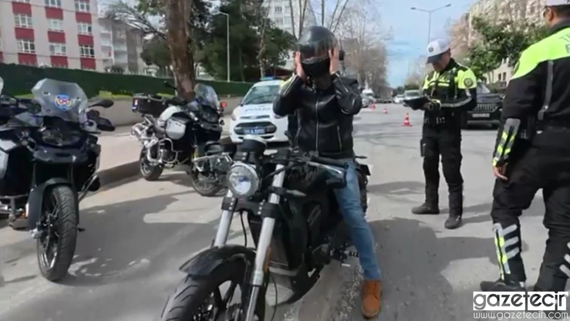 Polis ekiplerinden motosiklet sürücülerine boyunluk