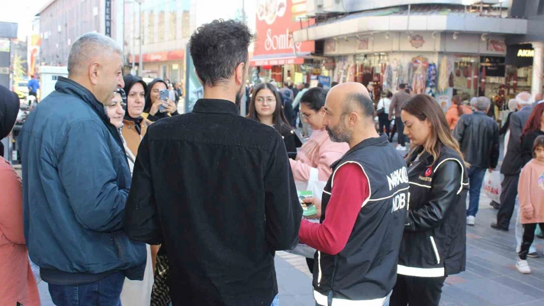 Polis ekiplerinden vatandaşlara uyuşturucu bilgilendirmesi