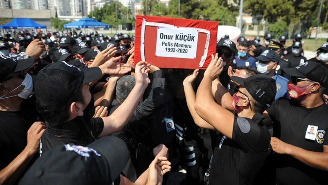 Polis memuru Onur Küçük, bariyerlere çarparak şehit oldu