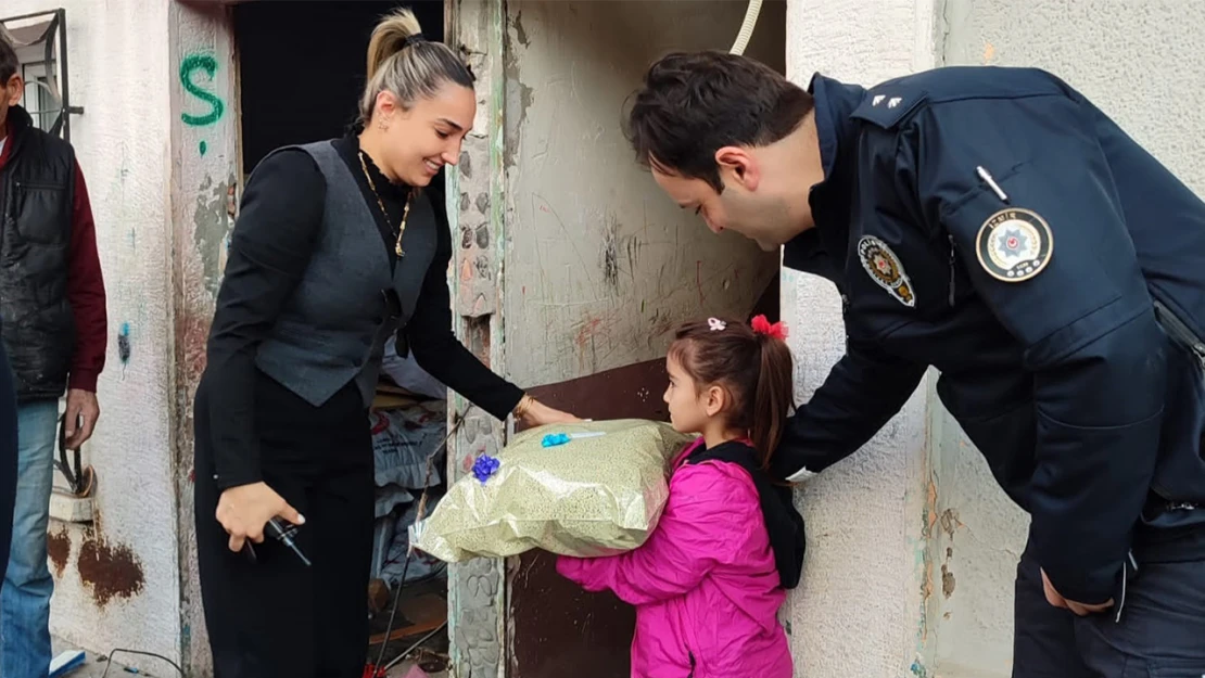 Polislerden çocuklara sürpriz yılbaşı hediyesi