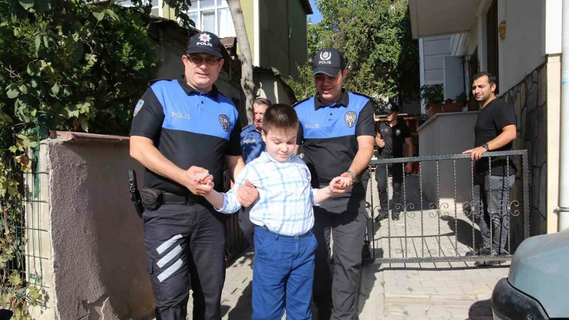 Polislerden, özel çocuklara anlamlı ziyaret