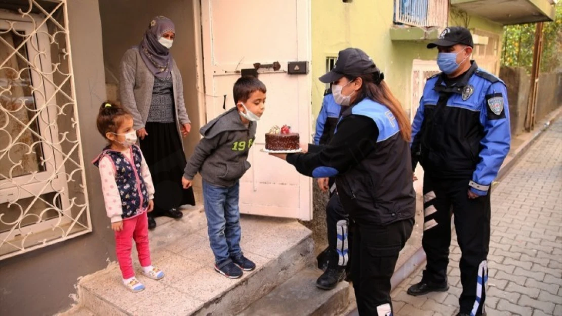 Polisten 7 yaşına giren çocuğa sürpriz doğum günü kutlaması