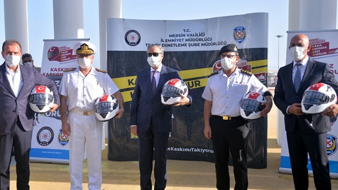 Polisten ceza bekleyen motosiklet sürücülerine 'kask sürprizi'