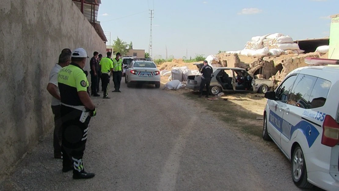 Polisten kaçan şüpheli aracıyla evin duvarına çarptı