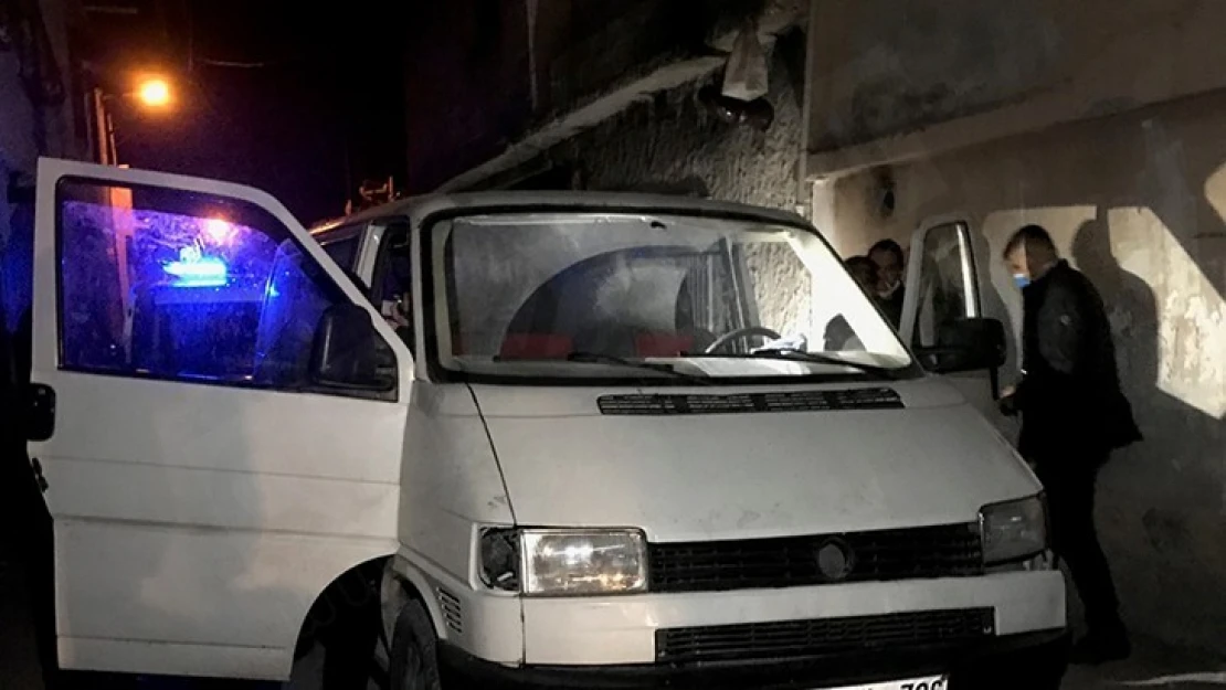 Polisten kaçmaya çalışan 4 şüpheliden 1'i yakalandı