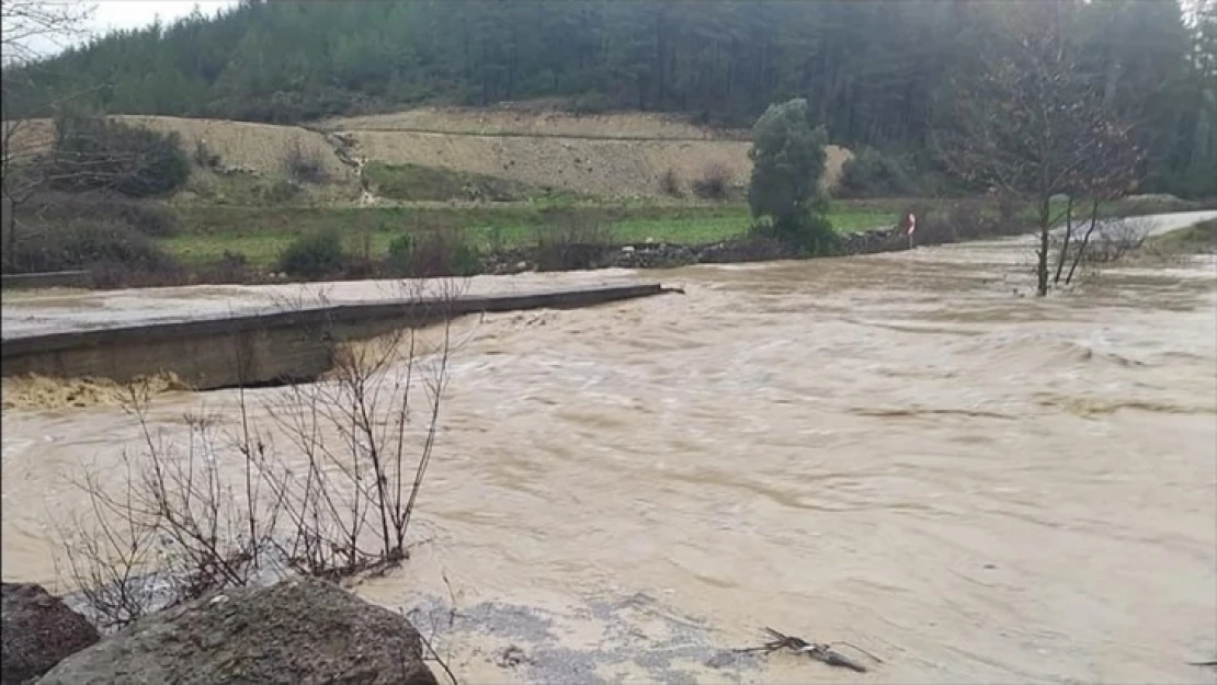 Sağanak dereleri taşırdı, tarım alanlarına zarar verdi