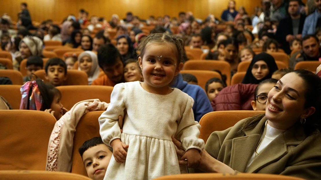 Sahne Maraş oynadı, çocuklar kahkahaya doydu