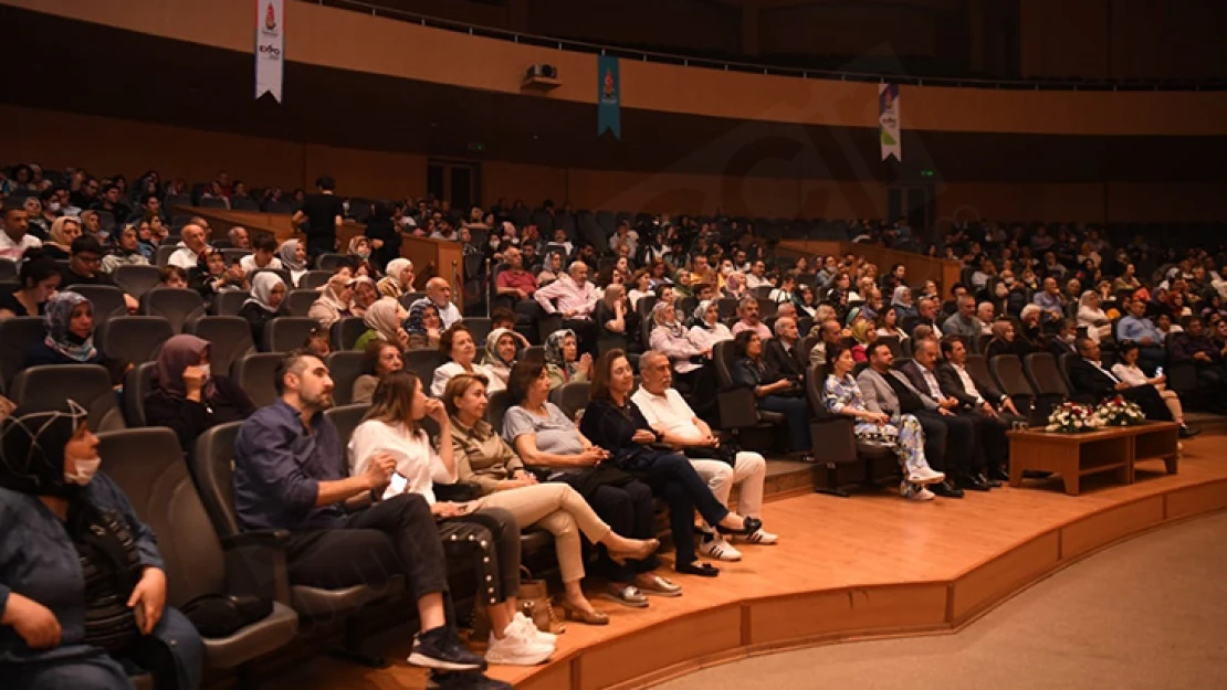 Sanatseverler sevgi şarkıları konserinde buluştu