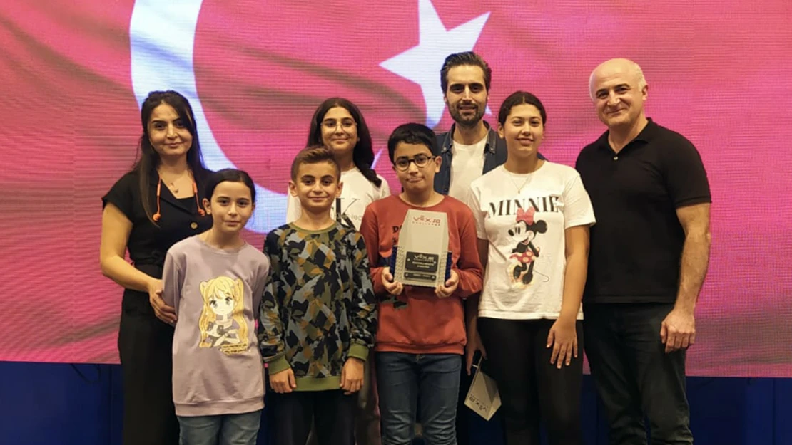 SANKO Okulları öğrencileri VEX IQ robotik yarışmasından iki ödülle döndü