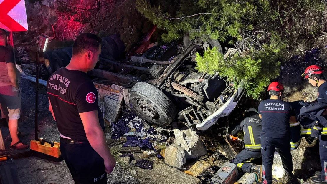 Şarampole devrilen kamyonun sürücüsü öldü