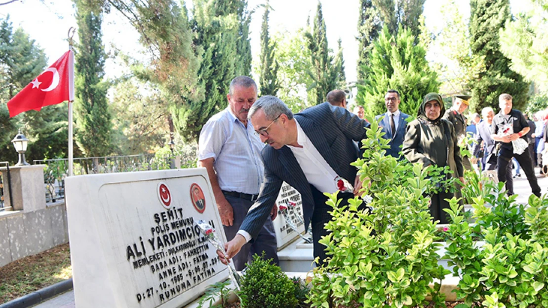 Şehitler, kabirleri başında dualarla anıldı