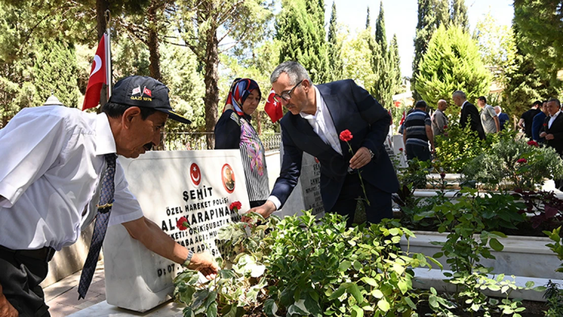 Şehitler, kabirleri başında dualarla yâd edildi