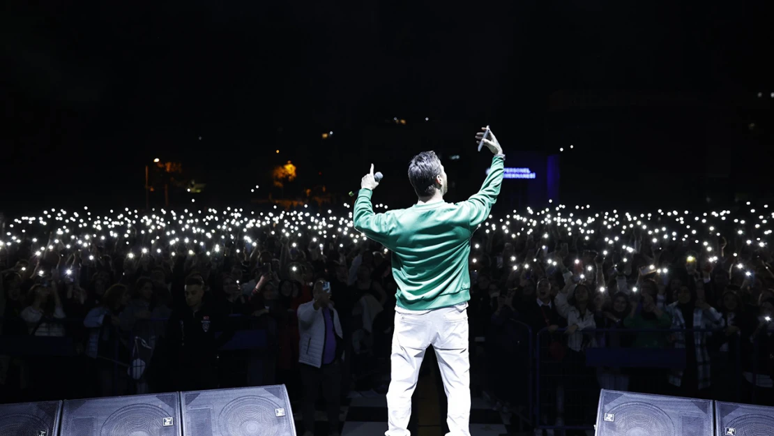 Sinan Akçıl, Kahramanmaraş'ta Cumhuriyet konseri verdi