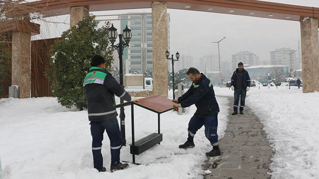 Sokak hayvanları için onlarca yeni yuva kentin muhtelif yerlerine konumlandırıldı