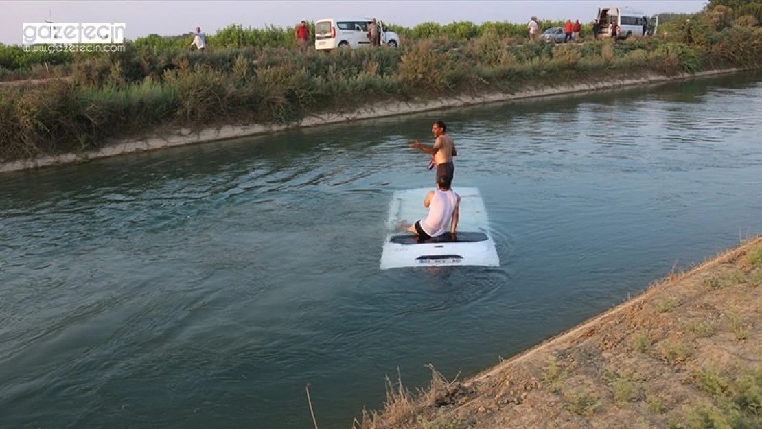 Sulama kanalına düşen araçtaki kişiyi çevredekiler kurtardı