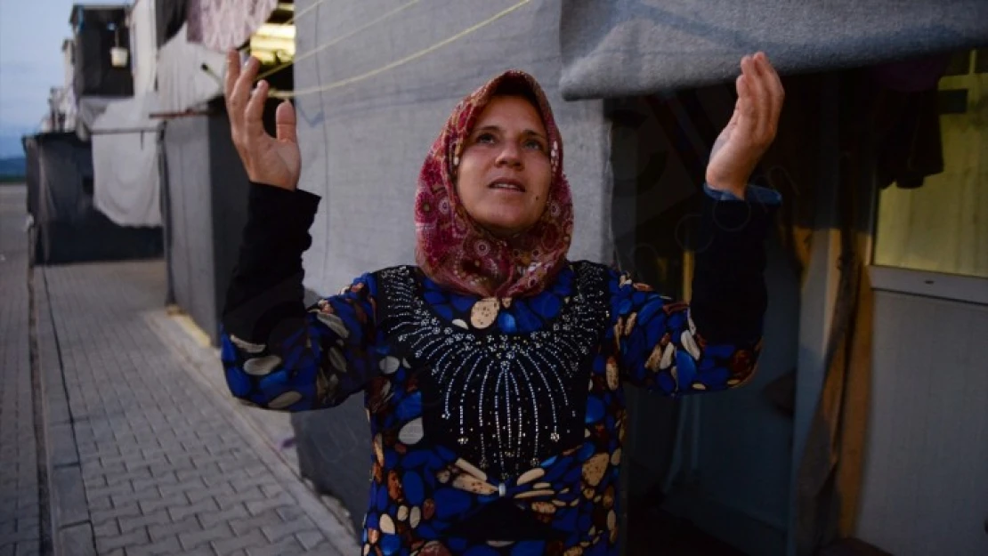 Suriyeli sığınmacılar ilk iftarlarını konteyner kentte yaptı