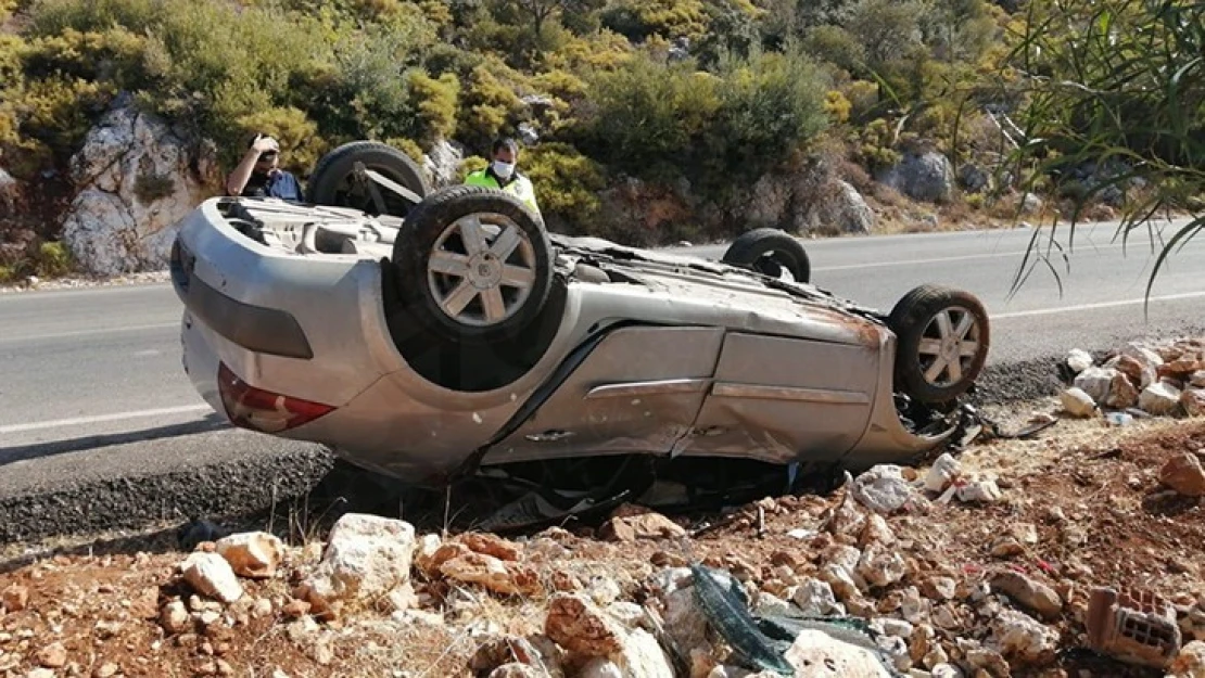 Takla atan otomobildeki 2 kişi yaralandı