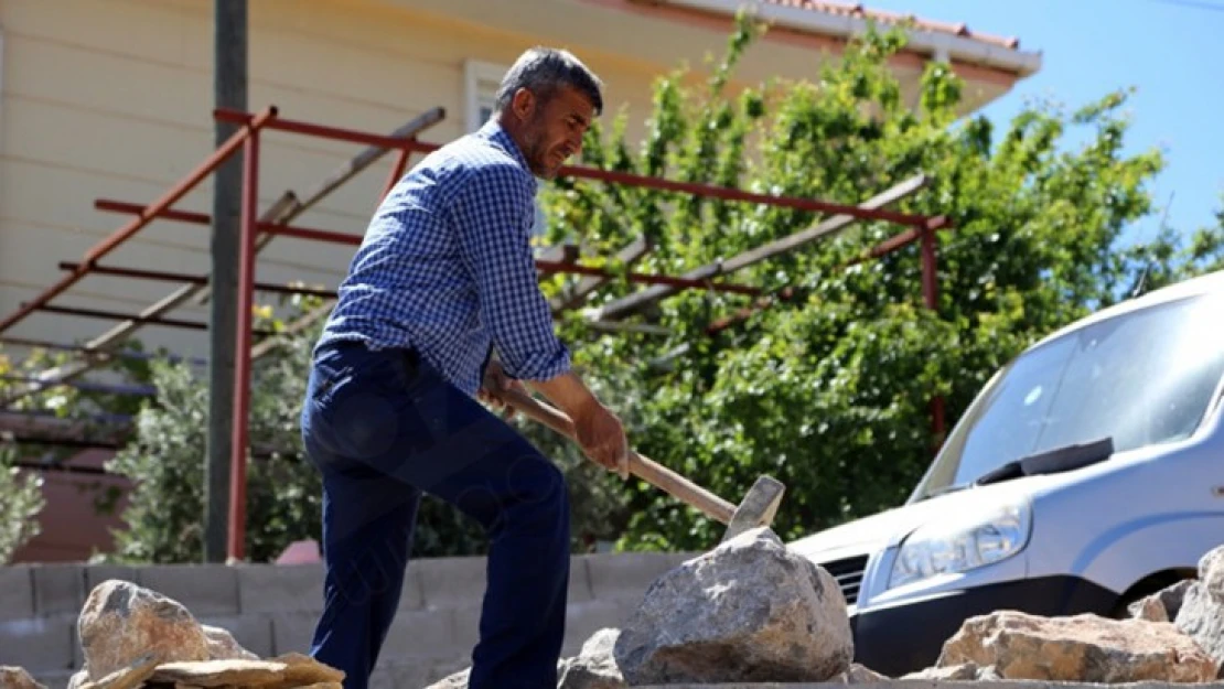 Taş duvar ustası, şiirlerini kitaplaştırmanın hayalini kuruyor