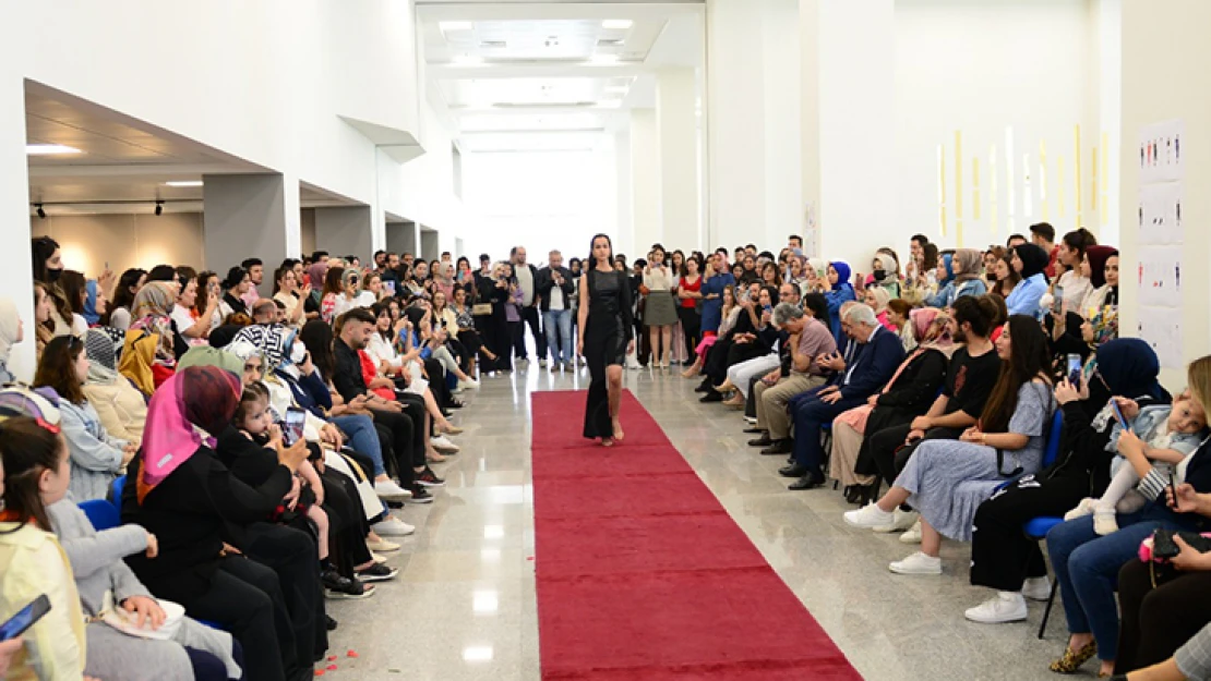 Tekstil ve moda tasarımı öğrencilerinin defilesi büyük alkış aldı