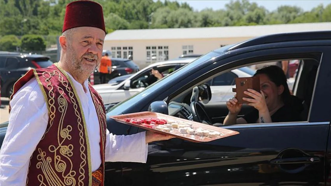 Kapıda 'tatlı' karşılama!