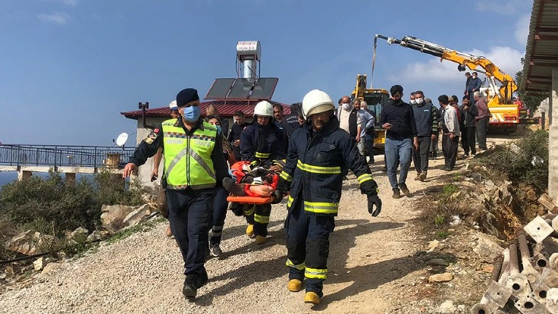 Traktörün altında kalan sürücü yaralandı