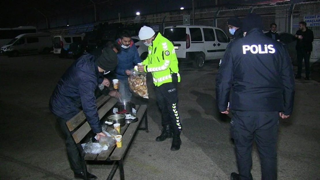 TÜGVA üyesi gençlerden polise çorba ikramı