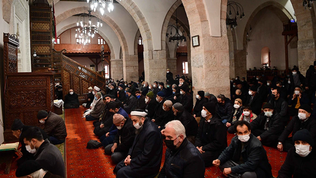 Tüm camilerde Mevlid-i Şerif okundu