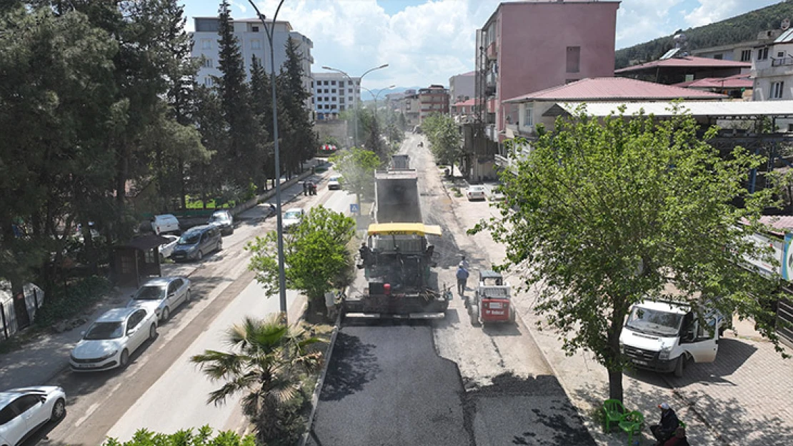 Türkoğlu'nda depremler sonrası hasarlı yolları yeniliyor