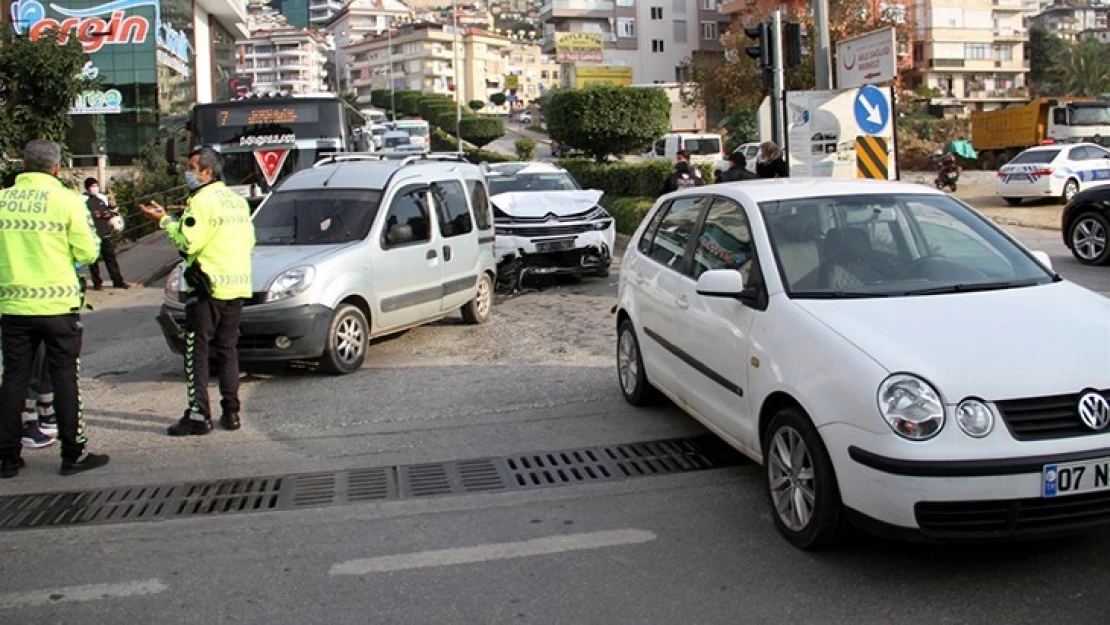 Üç aracın karıştığı trafik kazasında 4 kişi yaralandı